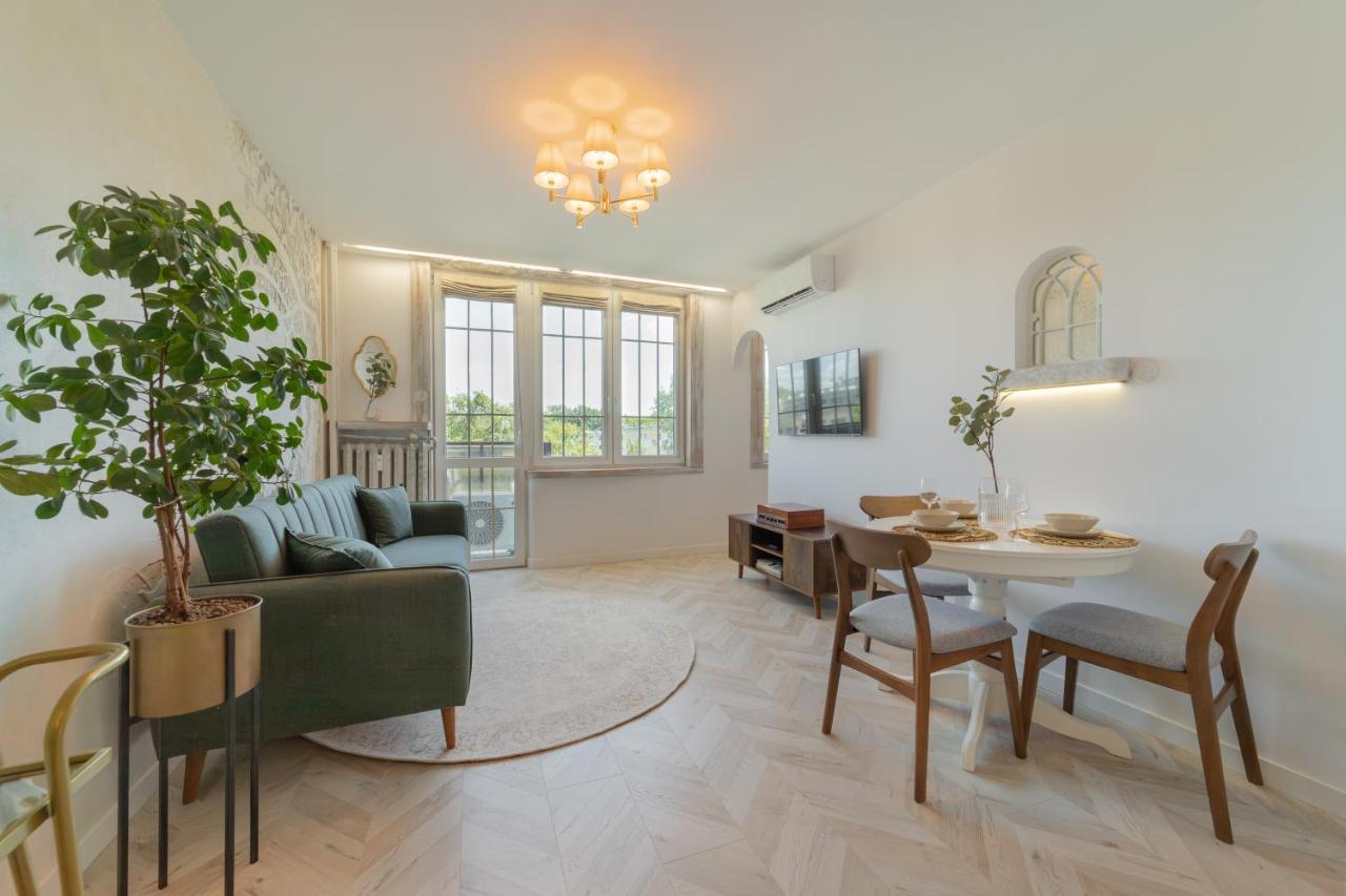 Butas Artistic Pearl Mokotow, Piwarskiego 11 Warsaw
